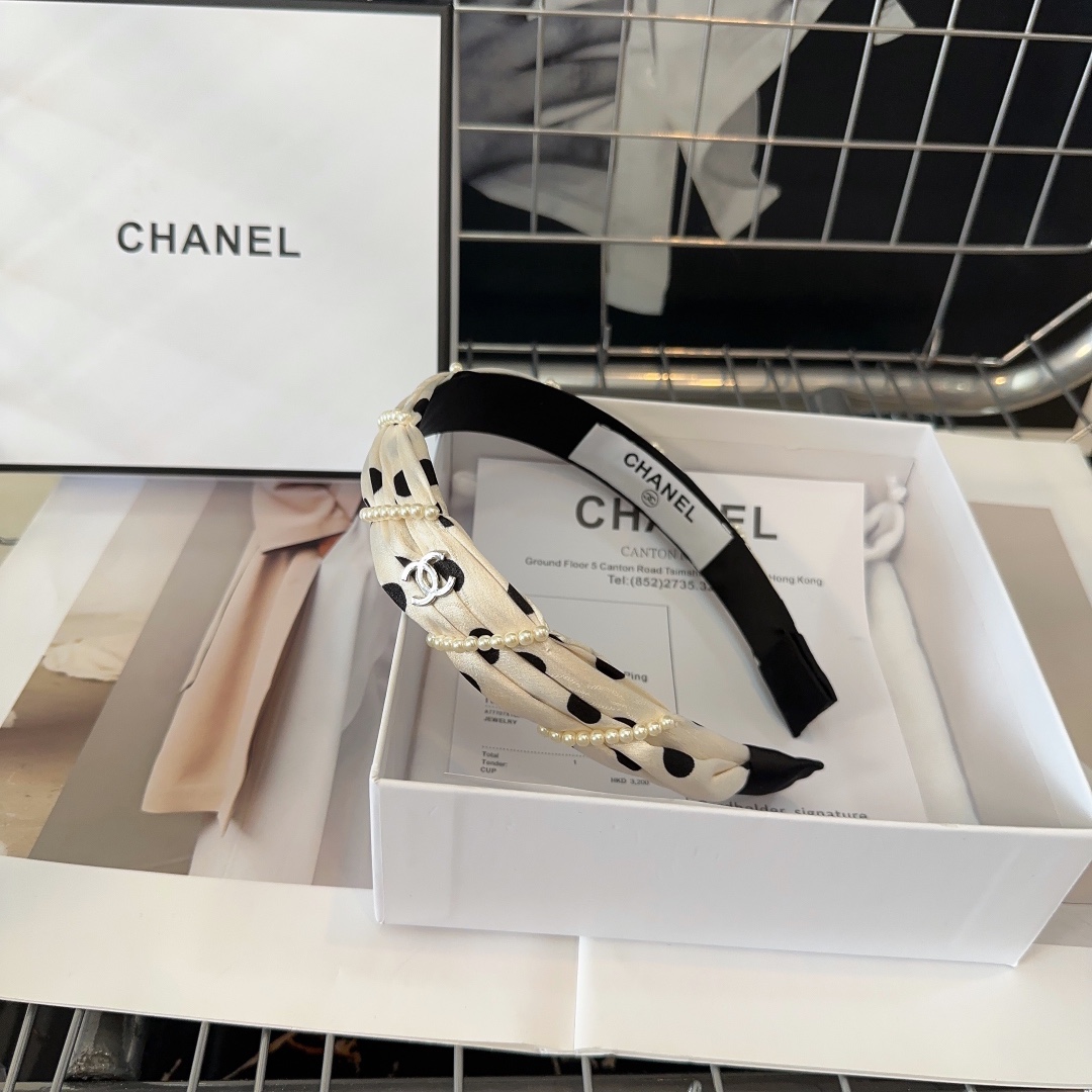 NO:277828,P with packaging box Chanel (Chanel) latest small fragrance hit headband, polka dot pearl, super beautiful!  A very famous lady style, a must-have for a little fairy... Hairpins, hairpins, chanel, chanel, hairpins19860909P 配包装盒 Chanel (香奈儿)最新款小香爆款发箍 波点小珍珠,超级好看！名媛范儿十足,小仙女必备…发夹,发夹,chanel,chanel,hairpins,accessory