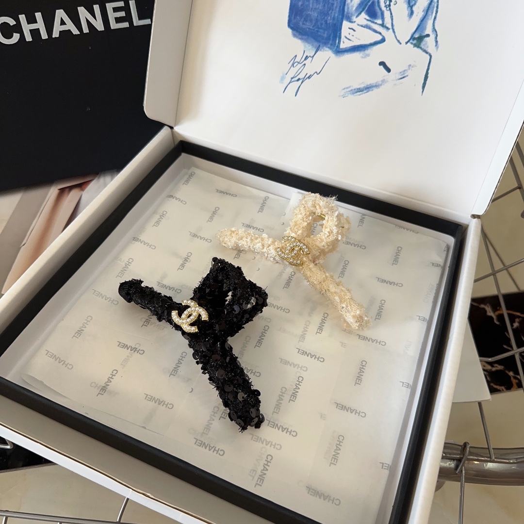 NO:277831,P with packaging box (single) Chanel (Chanel) latest hot-scented clip, fashionable and beautiful!  A must-have for fairies…hairpins, hairpins, chanel, chanel, hairpins19860909P 配包装盒（单个） Chanel (香奈儿)最新小香爆款抓夹,时尚潮流,绝美的一款！小仙女必备…发夹,发夹,chanel,chanel,hairpins,accessory