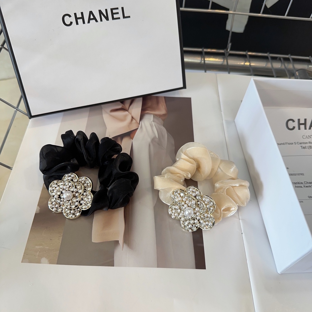 NO:277832,P with packaging box (single) Chanel (Chanel) latest hottest model, heavy handmade diamond hair ring, a beautiful one!  A must-have for fairies…hairpins, hairpins, chanel, chanel, hairpins19860909P 配包装盒（单个） Chanel (香奈儿)最新小香爆款,重手工钻石发圈,绝美的一款！小仙女必备…发夹,发夹,chanel,chanel,hairpins,accessory
