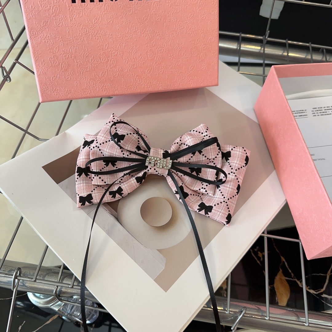 NO:277834,P with packaging box Miumiu's new duckbill top clip, simple and elegant, practical and versatile, worth buying!  Super good looking...hairpins, hairpins, miumiu, hairpins19860909P 配包装盒 miumiu新款鸭嘴顶夹,简单优雅,实用百搭,值得入手！超级好看…发夹,发夹,miumiu,hairpins,accessory