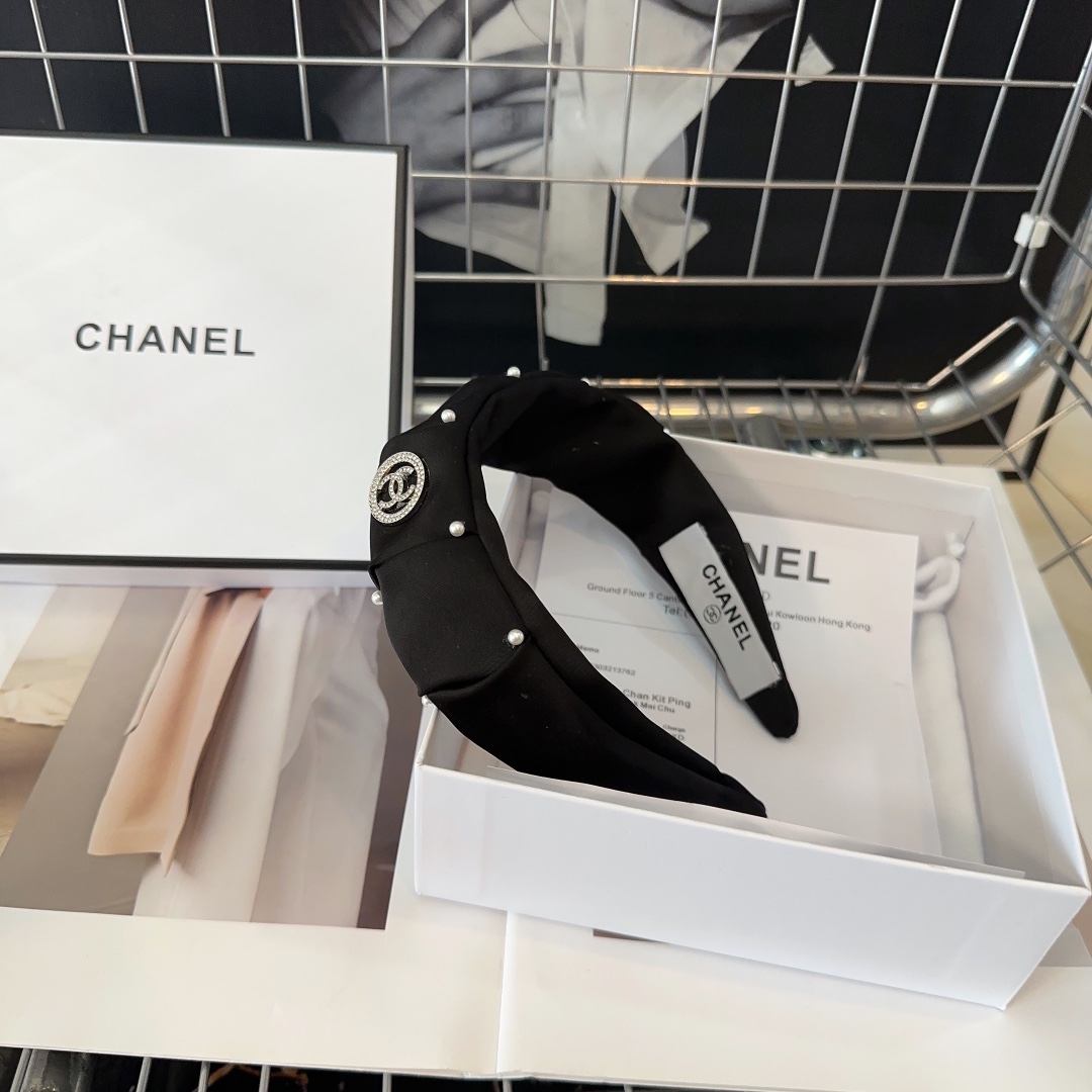 NO:277846,P with packaging box Chanel's latest small fragrant headband. Simple and practical, fashionable and trendy!  A must-have for fairies…hairpins, hairpins, chanel, chanel, hairpins19860909P 配包装盒 Chanel (香奈儿)最新小香发箍.简单实用,时尚潮流！小仙女必备…发夹,发夹,chanel,chanel,hairpins,accessory