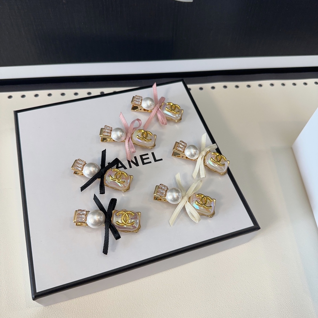 NO:277837,P with packaging box (one pair) Chanel (Chanel) latest hottest model, heavy handmade diamond edge clip bang clip, a beautiful one!  A must-have for fairies…hairpins, hairpins, chanel, chanel, hairpins19860909P 配包装盒（一对） Chanel (香奈儿)最新小香爆款,重手工钻石边夹刘海夹,绝美的一款！小仙女必备…发夹,发夹,chanel,chanel,hairpins,accessory