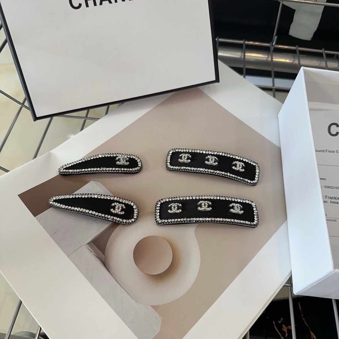 NO:277845,P with packaging box (one pair) Chanel (Chanel) latest small fragrance edge clip bang clip, simple and practical, fashionable and trendy!  A must-have for fairies…hairpins, hairpins, chanel, chanel, hairpins19860909P 配包装盒（一对） Chanel (香奈儿)最新小香边夹刘海夹,简单实用,时尚潮流！小仙女必备…发夹,发夹,chanel,chanel,hairpins,accessory