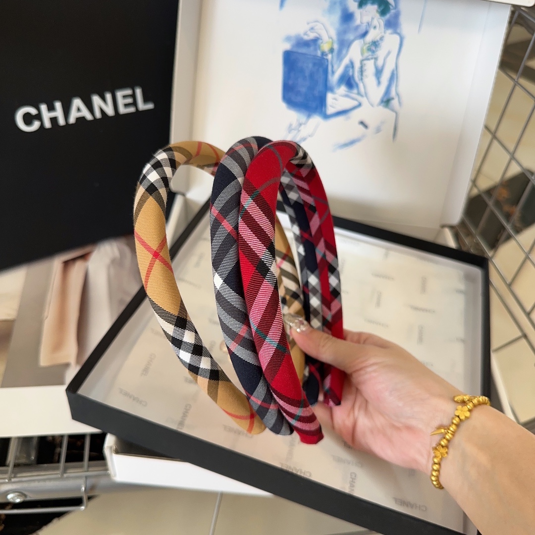 NO:277847,P with packaging box Burberry plaid hairband, classic plaid pattern, paired with beautiful small skirt, double appearance... Hairpins, hairpins, burberry, burberry, skirts, hairpins19860909P 配包装盒 Burberry（巴宝莉）格子发箍,经典格子纹,搭配美美的小裙子,颜值加倍…发夹,发夹,burberry,burberry,skirts,hairpins,accessory