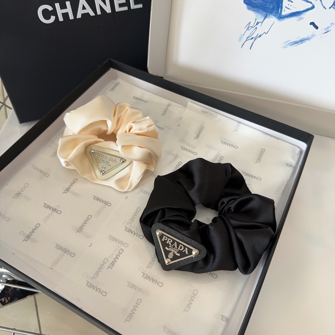 NO:277849,P with packaging box PRADA (Prada) popular triangular hair ring. The elegant lady is worth buying. Very easy to match. Temperament and tasteful hairpins, hairpins, prada, prada, hairpins19860909P 配包装盒 PRADA（普拉达）爆款三角标发圈 优雅的小姐姐值得入手 非常好搭配 气质有品位发夹,发夹,prada,prada,hairpins,accessory