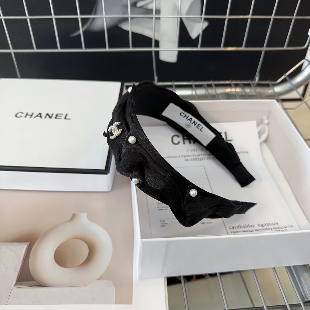 NO:277852,P with packaging box Chanel's latest small fragrant pearl headband, simple and practical, fashionable and trendy!  A must-have for fairies…hairpins, hairpins, chanel, chanel, hairpins19860909P 配包装盒 Chanel (香奈儿)最新小香珍珠发箍,简单实用,时尚潮流！小仙女必备…发夹,发夹,chanel,chanel,hairpins,accessory