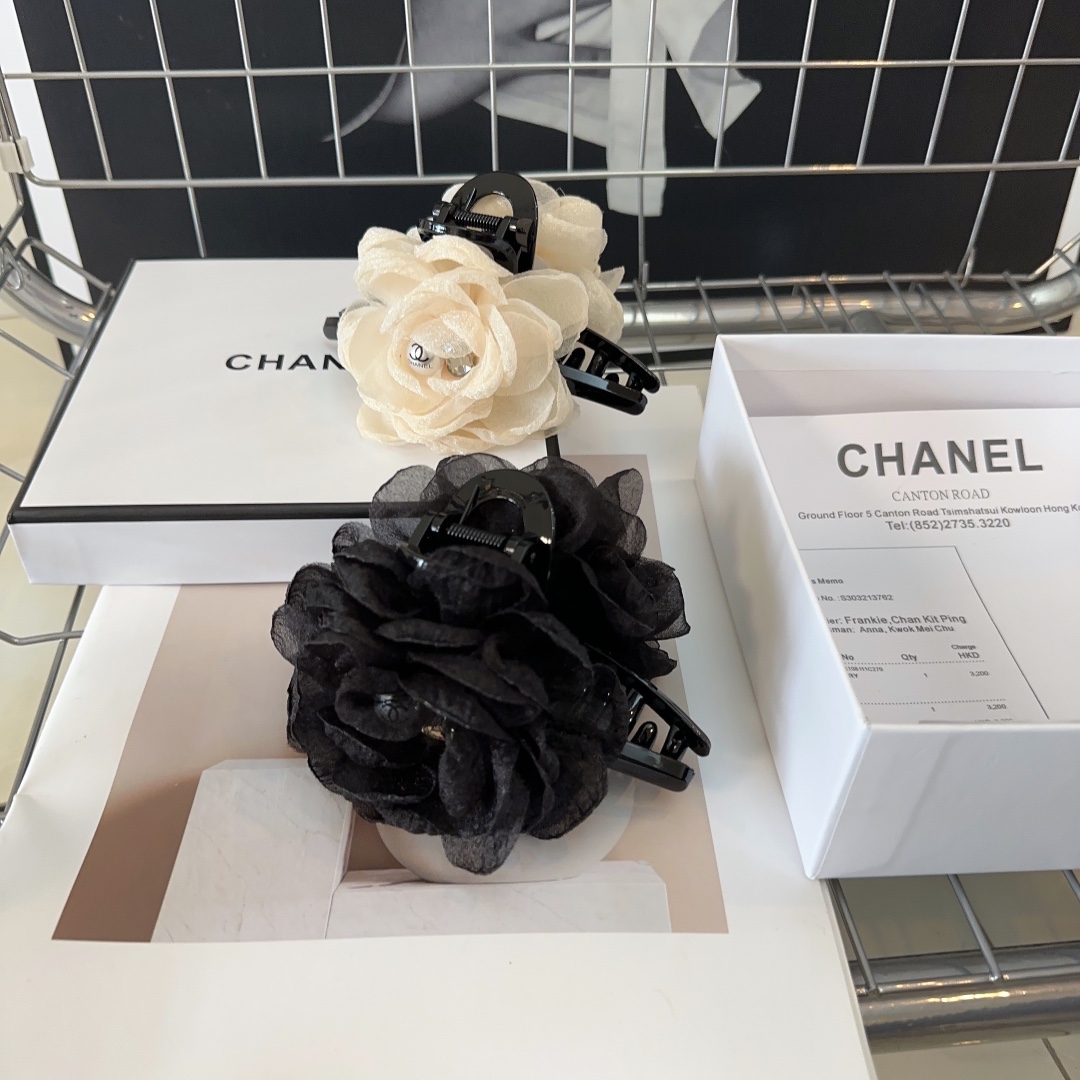 NO:277855,P with packaging box Chanel (Chanel) latest small-scented clip, super beautiful!  A very famous lady style, a must-have for a little fairy... Hairpins, hairpins, chanel, chanel, hairpins19860909P 配包装盒 Chanel (香奈儿)最新款小香爆款抓夹,超级好看！名媛范儿十足,小仙女必备…发夹,发夹,chanel,chanel,hairpins,accessory