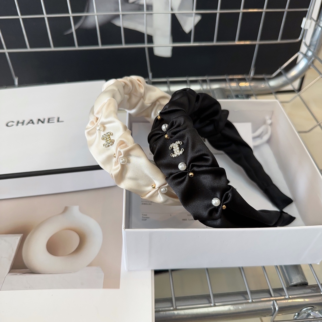 NO:277861,P with packaging box Chanel (Chanel) is a very beautiful little fragrant pearl headband, a beautiful one!  Fashionable products, must-have for little fairies... Hairpins, hairpins, chanel, chanel, hairpins19860909P 配包装盒 Chanel (香奈儿)非常好看的小香珍珠发箍,绝美的一款！时尚潮品,小仙女必备…发夹,发夹,chanel,chanel,hairpins,accessory