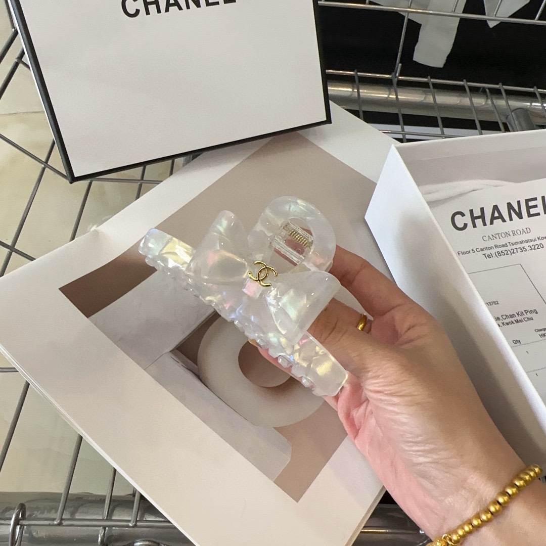 NO:278220,P with packaging box Chanel (Chanel) latest small-scented clip, candy series, super beautiful!  A very famous lady style, a must-have for a little fairy... Hair accessories, hairpins, chanel, chanel, hairpins19860909P 配包装盒 Chanel (香奈儿)最新款小香爆款抓夹,糖果系列,超级好看！名媛范儿十足,小仙女必备…发饰,发夹,chanel,chanel,hairpins,accessory