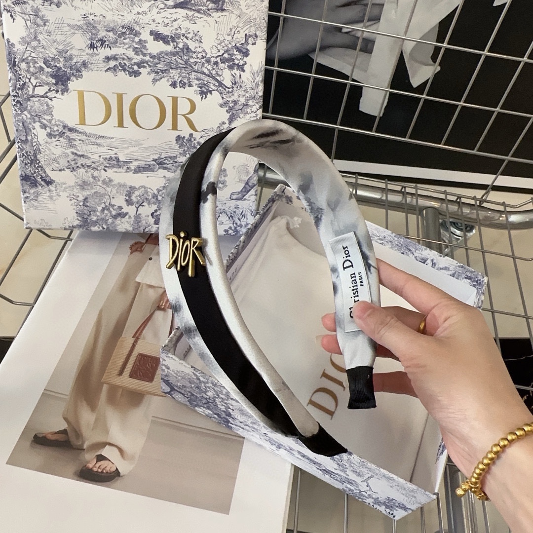 配包装盒Dior迪奥新款泼墨水画发箍满满的复古气息！搭配精致的Logo时尚又百搭小姐姐必入款