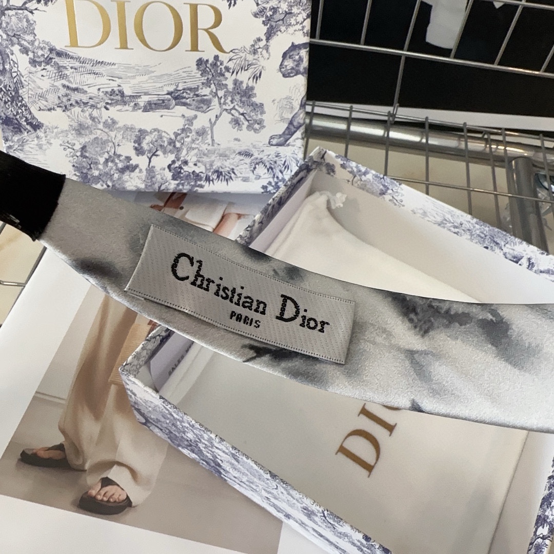 配包装盒Dior迪奥新款泼墨水画发箍满满的复古气息！搭配精致的Logo时尚又百搭小姐姐必入款