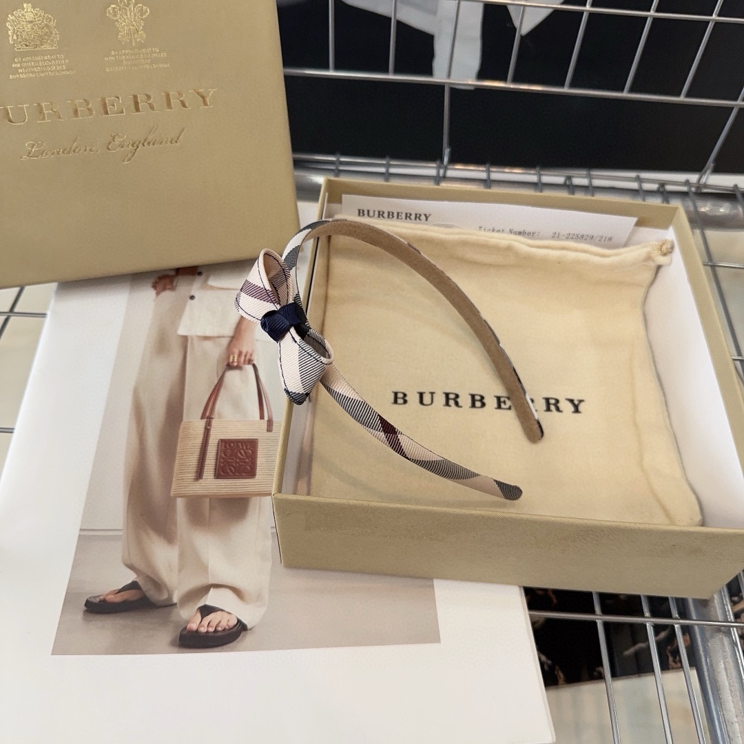 NO:278229,P with packaging box Burberry plaid hairband, classic plaid pattern, paired with beautiful small skirt, double appearance... Hair accessories, hairpins, burberry, burberry, skirts, hairpins19860909P 配包装盒 Burberry（巴宝莉）格子发箍,经典格子纹,搭配美美的小裙子,颜值加倍…发饰,发夹,burberry,burberry,skirts,hairpins,accessory