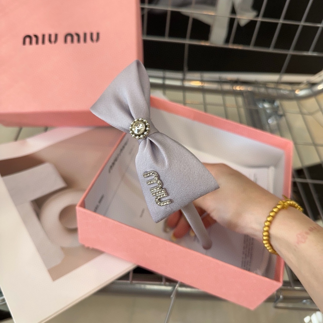 NO:278234,P packing box miumiu new hairband is simple and elegant, practical and versatile, full of celebrity style, worth buying!  Hair accessories, hairpins, miumiu, hairpins19860909P 配包装盒 miumiu新款发箍 简单优雅,实用百搭,名媛范儿十足,值得入手！发饰,发夹,miumiu,hairpins,accessory