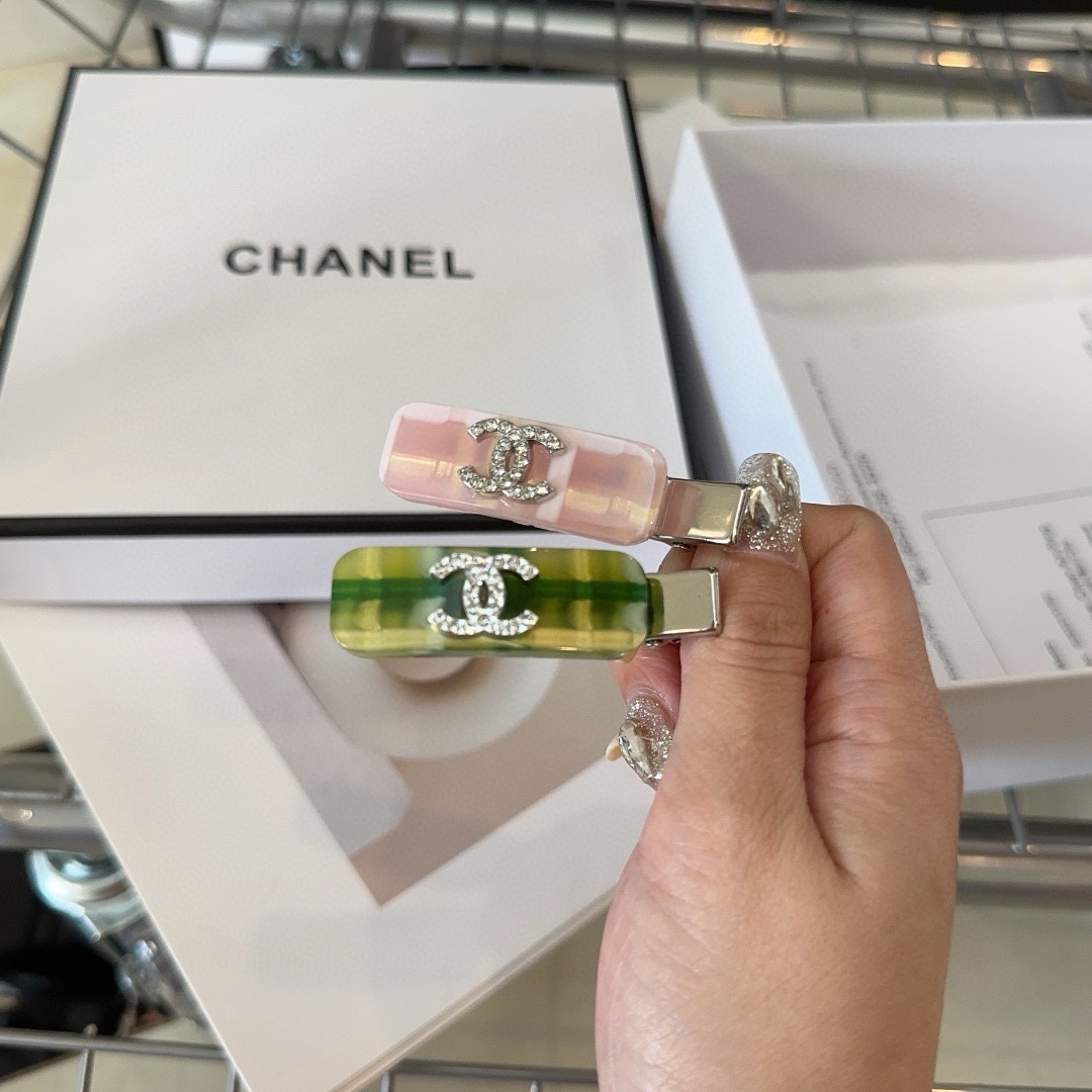 NO:278270,P with packaging box (one pair) Chanel's most popular new side clip bangs, a beautiful one!  Fashionable products, physical objects are more beautiful...Hair accessories, hairpins, chanel, chanel, hairpins19860909P 配包装盒（一对） Chanel（香奈儿）最火爆新款边夹刘海夹,绝美的一款！时尚潮品,实物更好看…发饰,发夹,chanel,chanel,hairpins,accessory