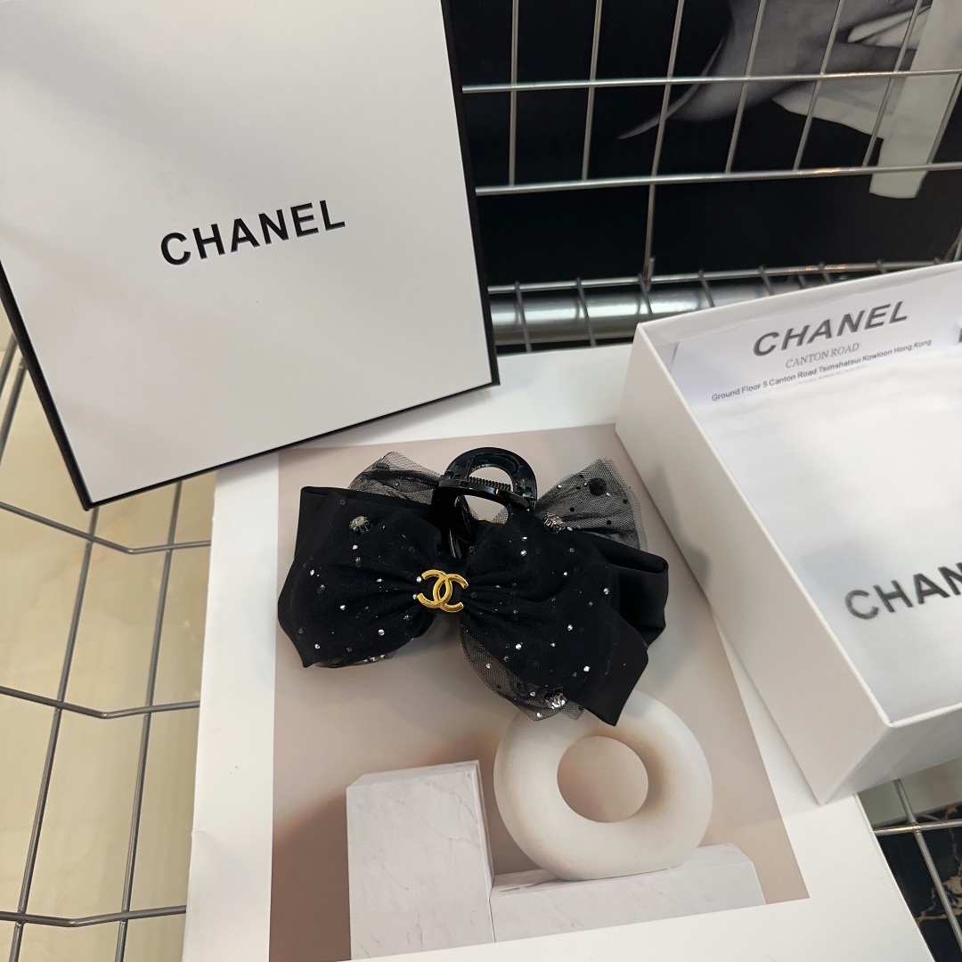NO:278238,P with packaging box Chanel (Chanel) latest hot snack clip, shining all over the sky, a beautiful one!  A must-have for fairies…hair accessories, hairpins, chanel, chanel, hairpins19860909P 配包装盒 Chanel (香奈儿)最新小香爆款抓夹,闪亮满天星,绝美的一款！小仙女必备…发饰,发夹,chanel,chanel,hairpins,accessory