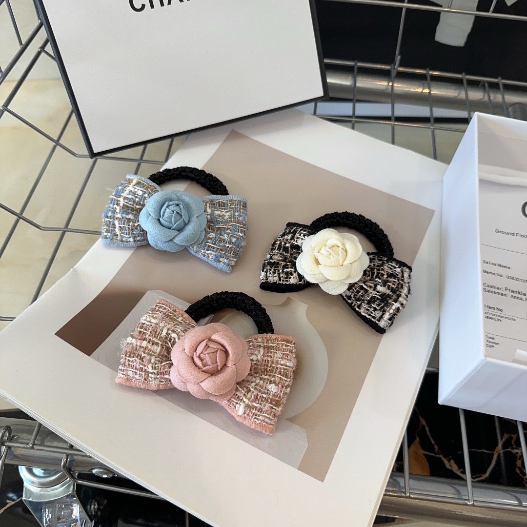 NO:278253,P with packaging box Chanel (Chanel) latest little love hair circle, celebrity fan Xiaohuaduo, fashion trend!  A must-have for fairies…hair accessories, hairpins, chanel, chanel, hairpins19860909P 配包装盒 Chanel (香奈儿)最新小香发圈 名媛范小花朵 时尚潮流！小仙女必备…发饰,发夹,chanel,chanel,hairpins,accessory