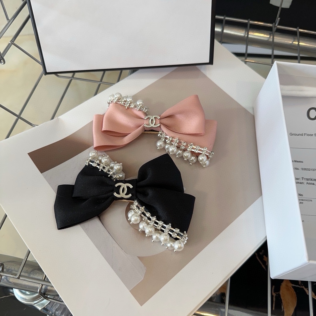 NO:278383,P with packaging box Chanel (Chanel) latest small-flavored duck-billed hairpin, super beautiful!  A very famous lady style, a must-have for a little fairy... Hair accessories, hairpins, chanel, chanel, hairpins19860909P 配包装盒 Chanel (香奈儿)最新款小香爆款鸭嘴发夹,超级好看！名媛范儿十足,小仙女必备…发饰,发夹,chanel,chanel,hairpins,accessory