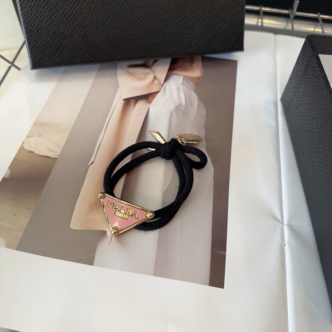 NO:278401,P with packaging box PRADA's latest triangle hair ring, elegant little fairy is worth buying, very easy to match, temperament and tasteful hair accessories, hairpins, prada, prada, hairpins19860909P 配包装盒 PRADA（普拉达）最新三角发圈, 优雅的小仙女值得入手 非常好搭配 气质有品位发饰,发夹,prada,prada,hairpins,accessory