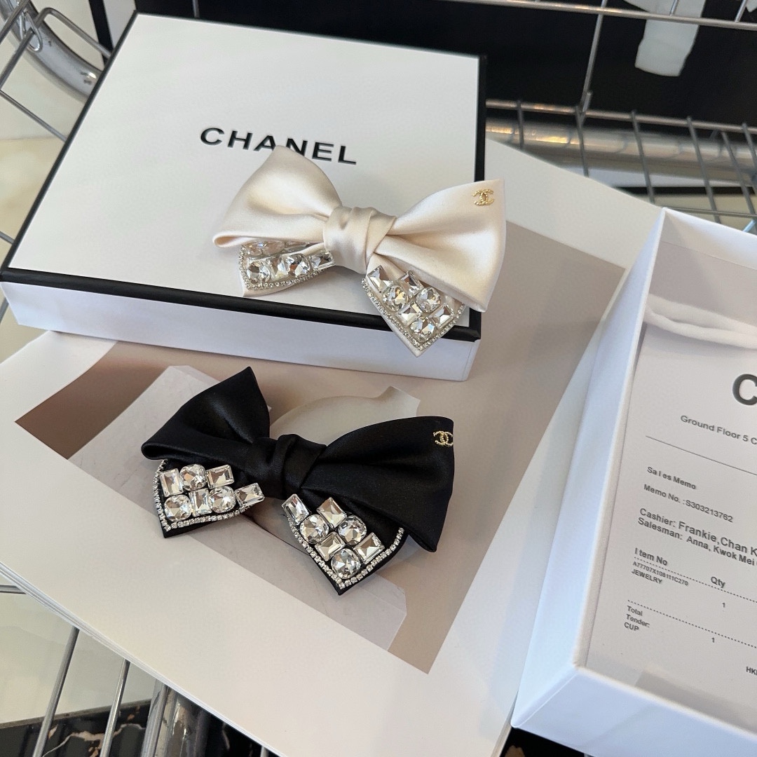 NO:278409,P with packaging box Chanel's latest small fragrant duckbill clip, simple and practical, fashionable and trendy!  A must-have for fairies…hair accessories, hairpins, chanel, chanel, hairpins19860909P 配包装盒 Chanel (香奈儿)最新小香鸭嘴夹,简单实用,时尚潮流！小仙女必备…发饰,发夹,chanel,chanel,hairpins,accessory