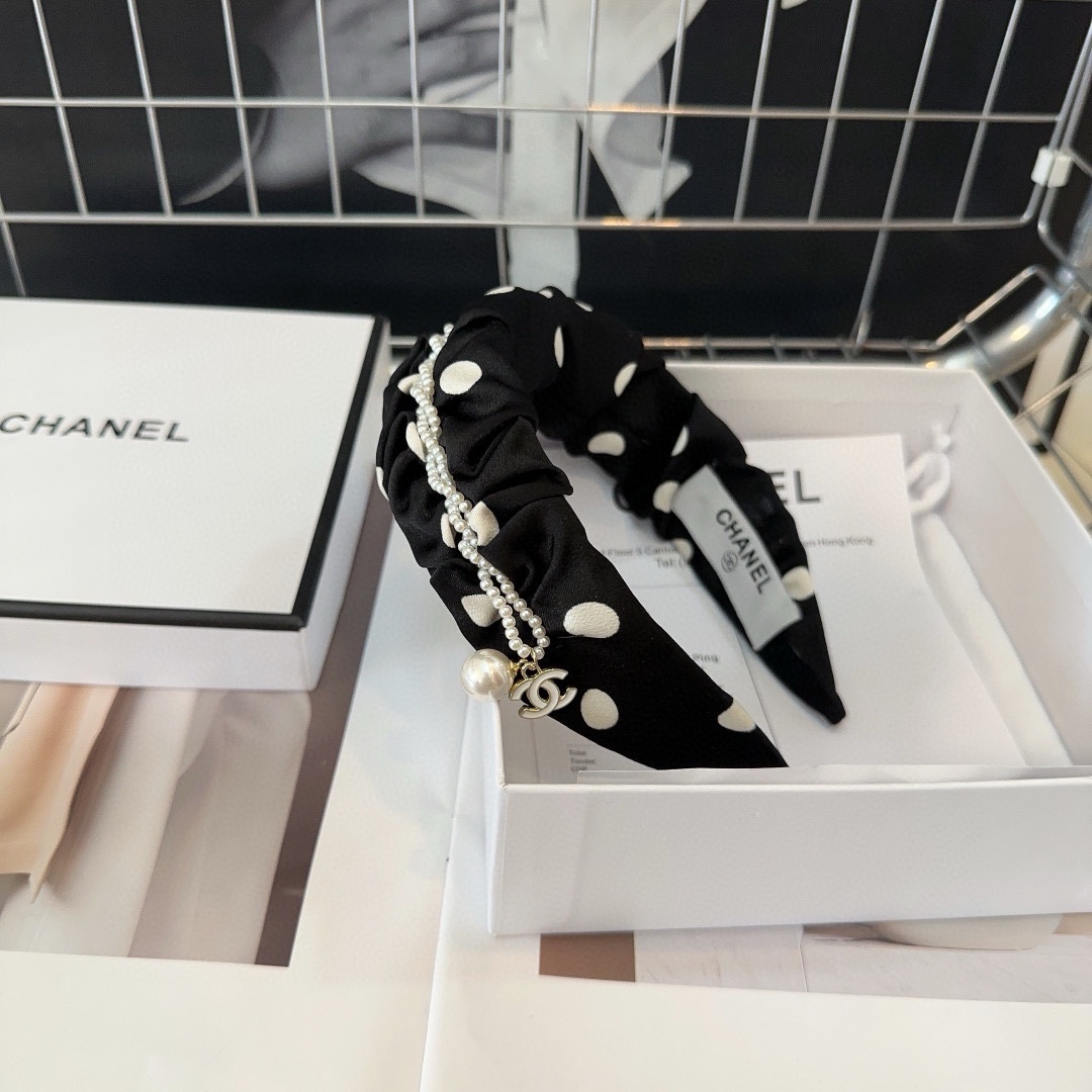 NO:278922,P with packaging box Chanel (Chanel) latest small fragrance hit, polka dot pearl headband, a beautiful one!  A must-have for fairies…hair accessories, hairpins, chanel, chanel, hairpins19860909P 配包装盒 Chanel (香奈儿)最新小香爆款,波点小珍珠发箍,绝美的一款！小仙女必备…发饰,发夹,chanel,chanel,hairpins,accessory