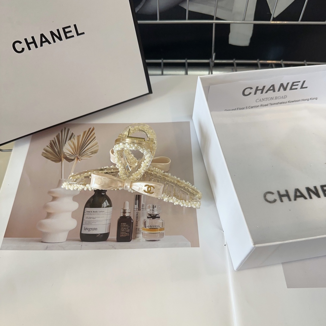 NO:278928,P with packaging box Chanel's latest small fragrance clip, simple and practical, fashionable and trendy!  A must-have for fairies…hair accessories, hairpins, chanel, chanel, hairpins19860909P 配包装盒 Chanel (香奈儿)最新小香抓夹,简单实用,时尚潮流！小仙女必备…发饰,发夹,chanel,chanel,hairpins,accessory