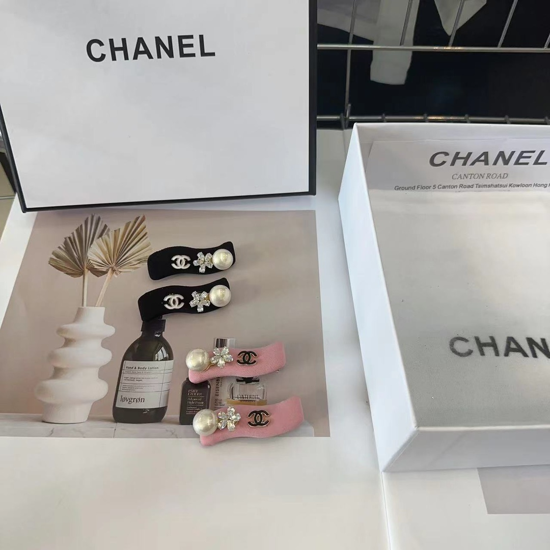 NO:278932,P with packaging box (one pair) Chanel's latest small fragrance edge clip bangs, super beautiful!  Simple and versatile, a must-have for little fairies...Hair accessories, hairpins, chanel, chanel, hairpins19860909P 配包装盒（一对） Chanel (香奈儿)最新款小香边夹刘海夹,超级好看！简约百搭,小仙女必备…发饰,发夹,chanel,chanel,hairpins,accessory