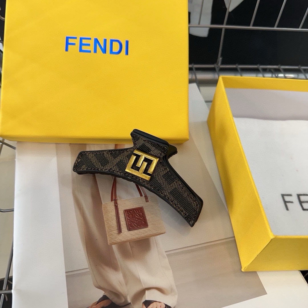 NO:278722,P with packaging box FENDI (Fendi) new F grab clip, retro temperament and beauty, simple and versatile, a must-have for little beauties... Hair accessories, hairpins, fendi, fendi, hairpins19860909P 配包装盒 FENDI（芬迪）新款F抓夹,复古气质美,简约百搭,小美女必备…发饰,发夹,fendi,fendi,hairpins,accessory