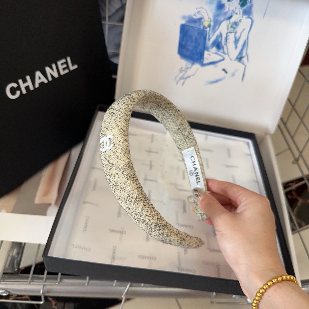 NO:278896,P with packaging box Chanel's latest small fragrant hairband, simple and practical, fashionable and trendy!  A must-have for fairies…hair accessories, hairpins, chanel, chanel, hairpins19860909P 配包装盒 Chanel (香奈儿)最新小香发箍,简单实用,时尚潮流！小仙女必备…发饰,发夹,chanel,chanel,hairpins,accessory