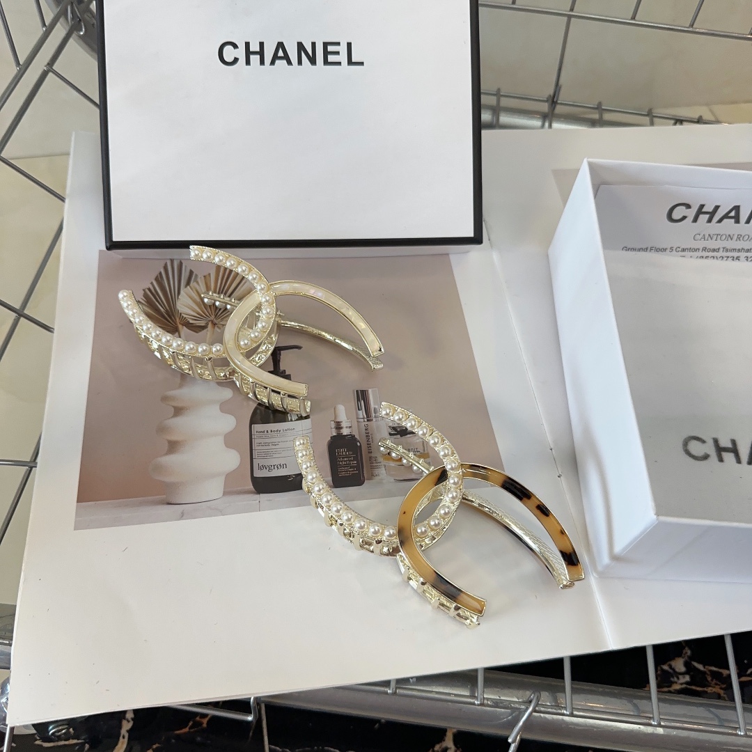 NO:278868,P with packaging box (single) Chanel's latest small fragrance hit, heavy hand-clipped clips, full of weight!  Elegant young ladies must have...hair accessories, hairpins, chanel, chanel, hairpins19860909P 配包装盒（单个） Chanel (香奈儿)最新小香爆款,重手工抓夹,满满的重量感！优雅的小姐姐必备…发饰,发夹,chanel,chanel,hairpins,accessory