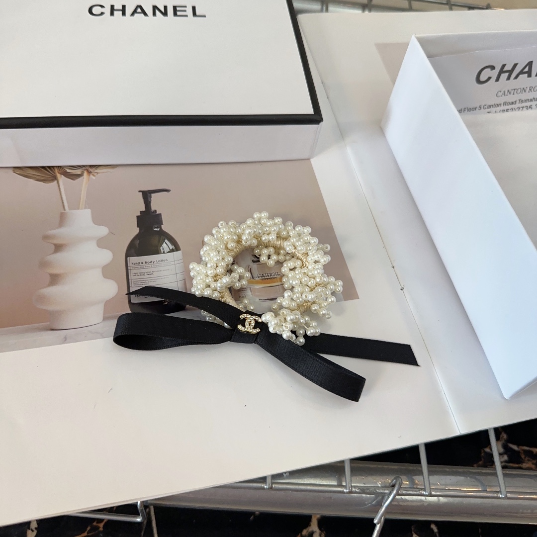 NO:278886,P with packaging box Chanel (Chanel) latest style of Xiaoxiang Xiao Pearl hair ring, super beautiful!  A very famous lady style, a must-have for a little fairy... Hair accessories, hairpins, chanel, chanel, hairpins19860909P 配包装盒 Chanel (香奈儿)最新款小香小珍珠发圈,超级好看！名媛范儿十足,小仙女必备…发饰,发夹,chanel,chanel,hairpins,accessory