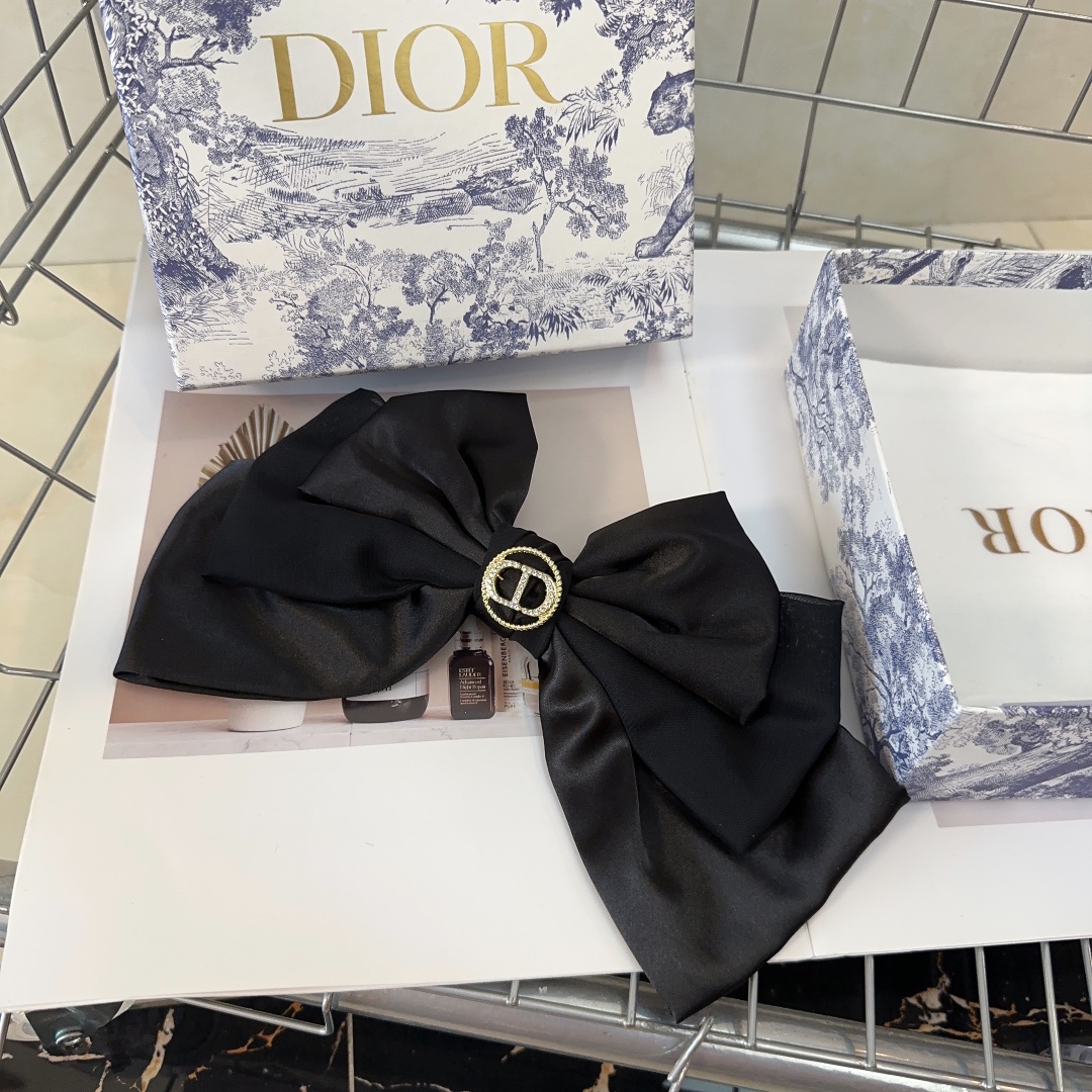 NO:278892,With packaging box Dior D home large bow spring top clip, fashionable and versatile!  Simple and practical, essential hair accessories for young ladies, hairpins, dior, dior, dior, hairpins19860909配包装盒 Dior（迪奥）D家大蝴蝶结弹簧顶夹,时尚又百搭！简单实用 小姐姐必备发饰,发夹,dior,dior,dior,hairpins,accessory
