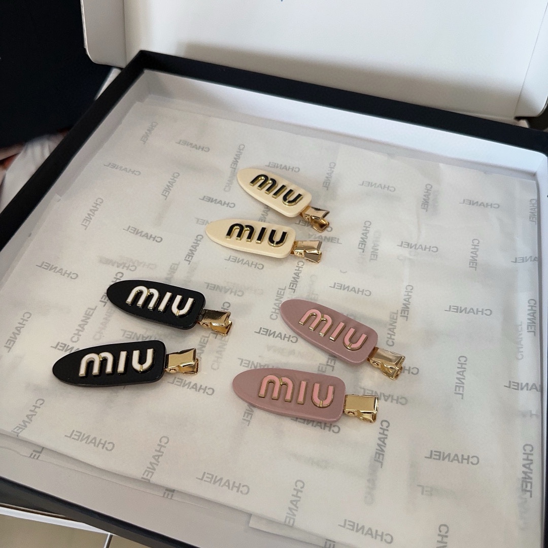 NO:279154,P packing box Miumiu new grab clip. Simple and elegant, practical and versatile, worth buying!  Black, white, pink 3 color hair accessories, hairpins, miumiu, hairpins19860909P 配包装盒 miumiu新款抓夹.简单优雅,实用百搭,值得入手！黑,白,粉3色发饰,发夹,miumiu,hairpins,accessory