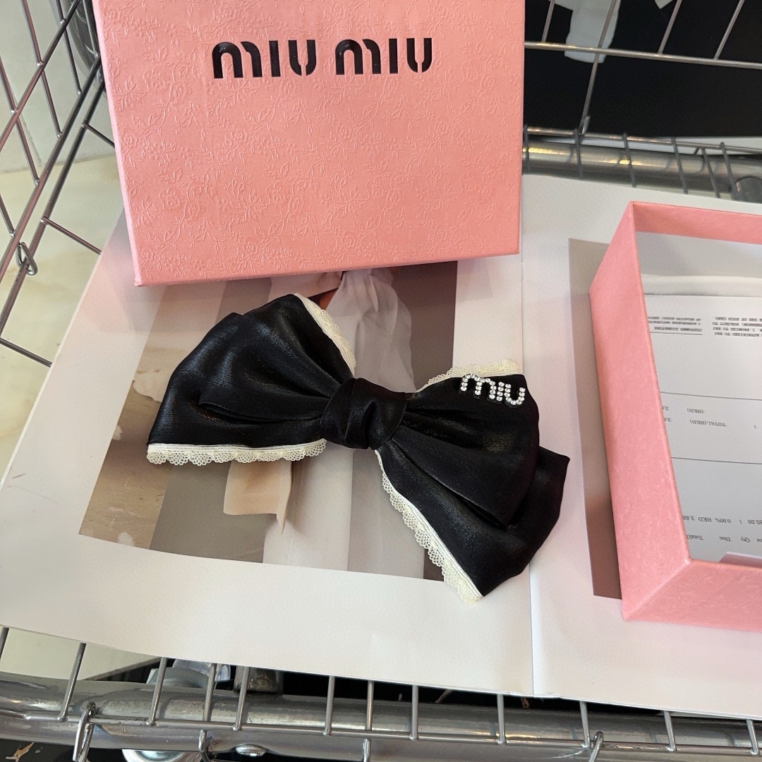 NO:279166,P packing box Miumiu's new spring top clip is simple and elegant, full of celebrity style, and is very worth buying!  Hair accessories, hairpins, miumiu, hairpins19860909P 配包装盒 miumiu新款弹簧顶夹,简单优雅,名媛范十足,非常值得入手！发饰,发夹,miumiu,hairpins,accessory