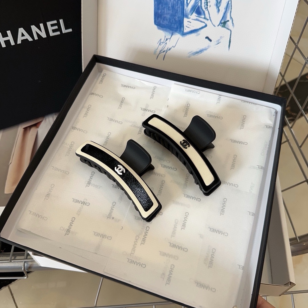 NO:279103,P with packaging box (single) Chanel's latest small fragrance clip, simple and practical, fashionable and trendy!  A must-have for fairies…hair accessories, hairpins, chanel, chanel, hairpins19860909P 配包装盒（单个） Chanel (香奈儿)最新小香抓夹,简单实用,时尚潮流！小仙女必备…发饰,发夹,chanel,chanel,hairpins,accessory