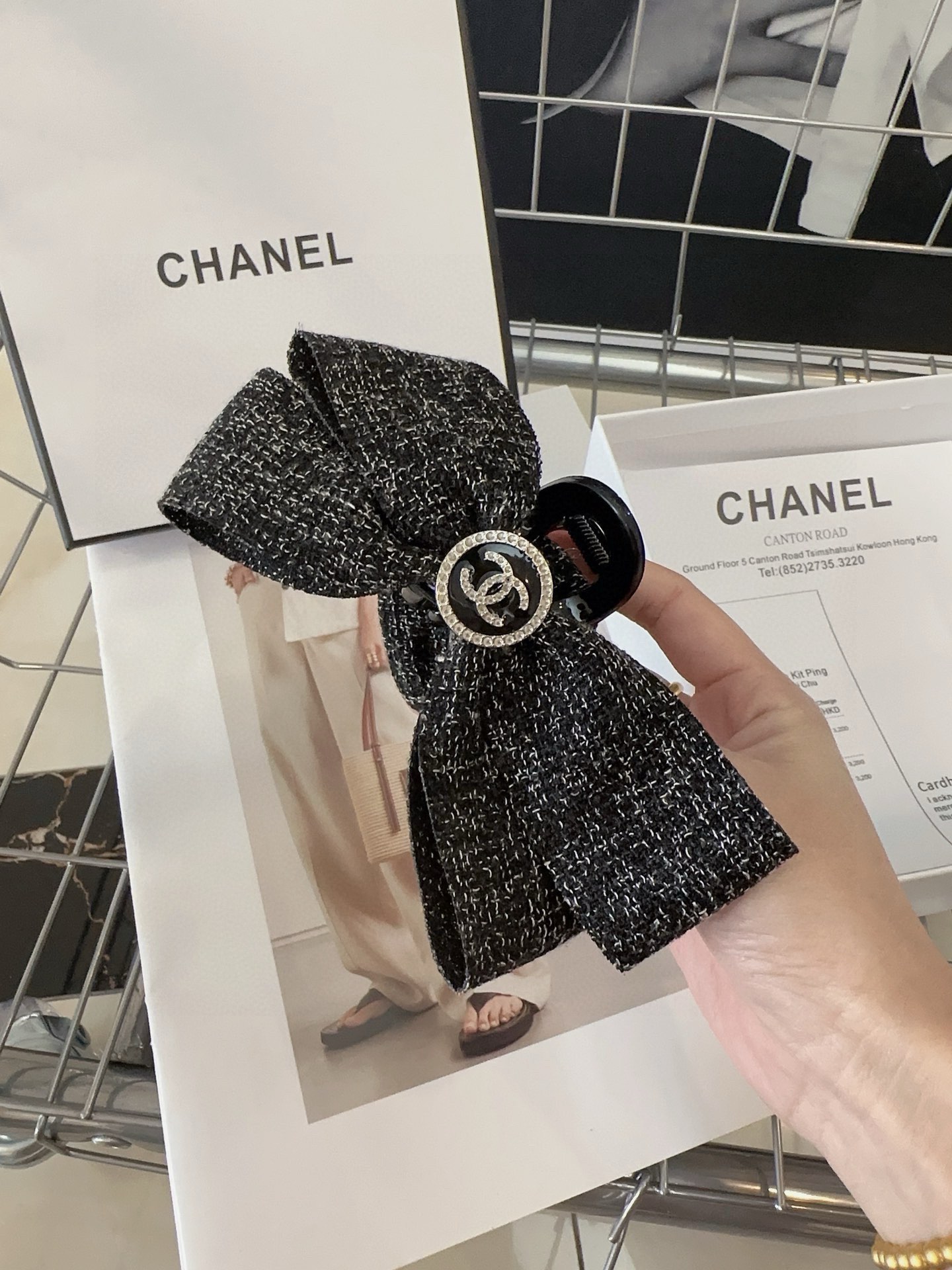 NO:279107,P with packaging box CHANEL's latest small fragrance grabber!  Small pearl flowers!  Fashionable and versatile. Better-looking hair accessories, hairpins, chanel, chanel, hairpins19860909P 配包装盒 CHANEL（香奈儿）最新款小香抓夹！珍珠小花朵！时尚百搭.实物更好看发饰,发夹,chanel,chanel,hairpins,accessory
