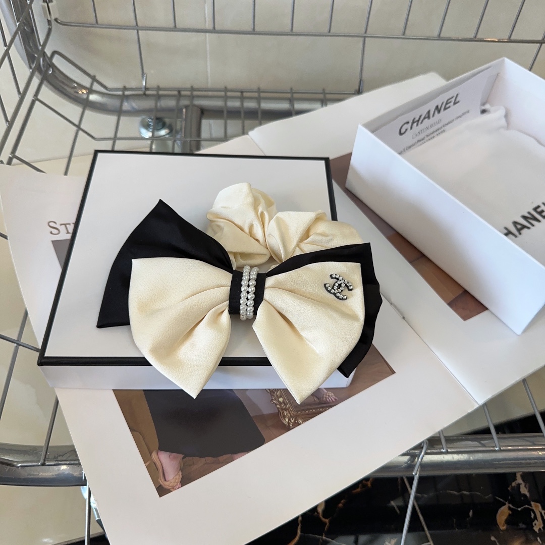 NO:279123,P with packaging box Chanel's latest style of small fragrance bow hair ring, black and white, super beautiful!  A very famous lady style, a must-have for a little fairy... Hair accessories, hairpins, chanel, chanel, hairpins19860909P 配包装盒 Chanel (香奈儿)最新款小香蝴蝶结发圈,黑白搭配,超级好看！名媛范儿十足,小仙女必备…发饰,发夹,chanel,chanel,hairpins,accessory