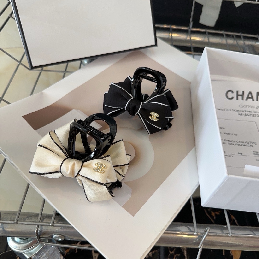 NO:279157,P with packaging box Chanel (Chanel) new small fragrance clip, small bow and shiny little diamonds, it's so beautiful!  Goddess must enter hair accessories, hairpins, chanel, chanel, hairpins19860909P 配包装盒 Chanel (香奈儿)新款小香抓夹,小蝴蝶结搭配闪亮的小钻石,实在太美了！女神必入哦发饰,发夹,chanel,chanel,hairpins,accessory