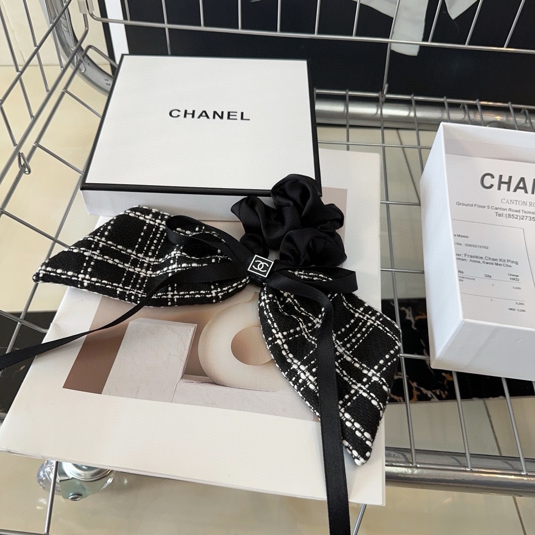 NO:279169,P with packaging box Chanel (Chanel)'s latest small fragrance hits the scene, super beautiful!  A very famous lady style, a must-have for a little fairy... Hair accessories, hairpins, chanel, chanel, hairpins19860909P 配包装盒 Chanel (香奈儿)最新款小香爆款发圈,超级好看！名媛范儿十足,小仙女必备…发饰,发夹,chanel,chanel,hairpins,accessory