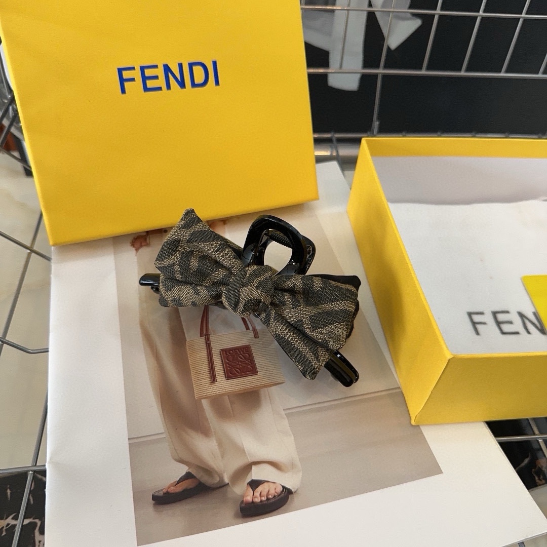 NO:279173,P with packaging box FENDI (Fendi) new F grab clip, retro temperament and beauty, simple and versatile, must-have for young ladies... Hair accessories, hairpins, fendi, fendi, fendi, hairpins19860909P 配包装盒 FENDI（芬迪）新款F抓夹,复古气质美,简约百搭,小姐姐必备…发饰,发夹,fendi,fendi,hairpins,accessory