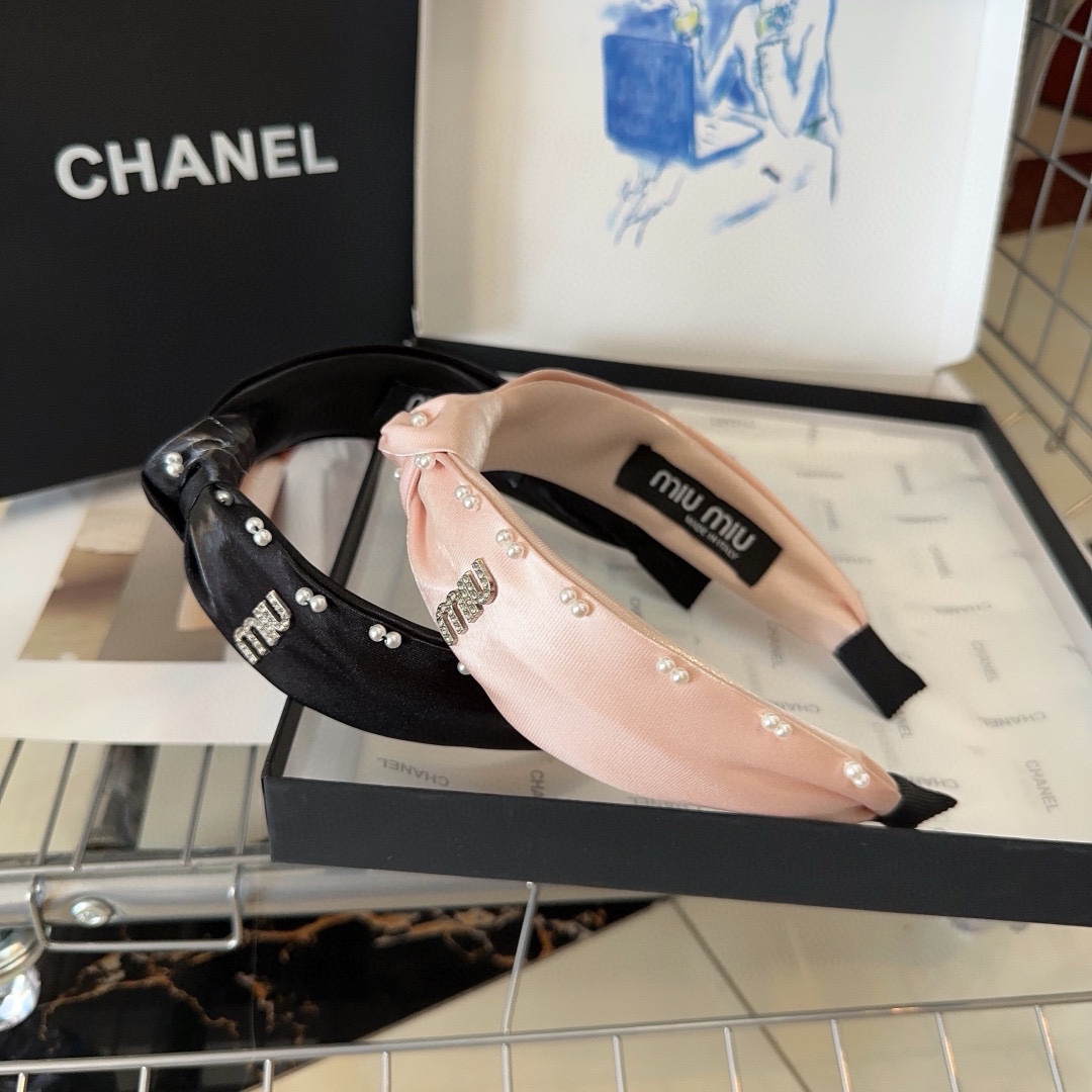 NO:279176,P with packaging box miumiu new letter headband is simple and elegant, practical and versatile, worth buying!  Real objects are better looking...hair accessories, hairpins, miumiu, hairpins19860909P 配包装盒 miumiu新款字母发箍 简单优雅,实用百搭,值得入手！实物更好看…发饰,发夹,miumiu,hairpins,accessory
