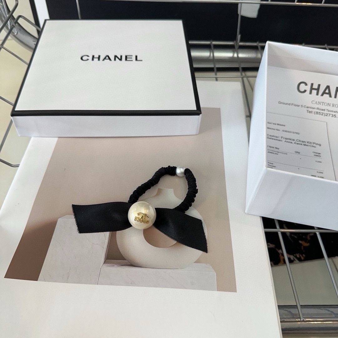NO:279339,P with packaging box Chanel's latest pearl hair rope, super beautiful!  A very famous lady style, a must-have for a little fairy... Hair accessories, hairpins, chanel, chanel, hairpins19860909P 配包装盒 Chanel (香奈儿)最新款珍珠发绳,超级好看！名媛范儿十足,小仙女必备…发饰,发夹,chanel,chanel,hairpins,accessory