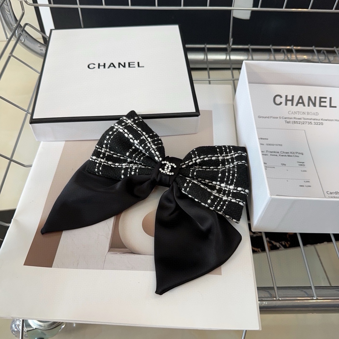 NO:279306,P with packaging box Chanel (Chanel) latest model of hot spring top clip, super beautiful!  A very famous lady style, a must-have for a little fairy... Hair accessories, hairpins, chanel, chanel, hairpins19860909P 配包装盒 Chanel (香奈儿)最新款小香爆款弹簧顶夹,超级好看！名媛范儿十足,小仙女必备…发饰,发夹,chanel,chanel,hairpins,accessory