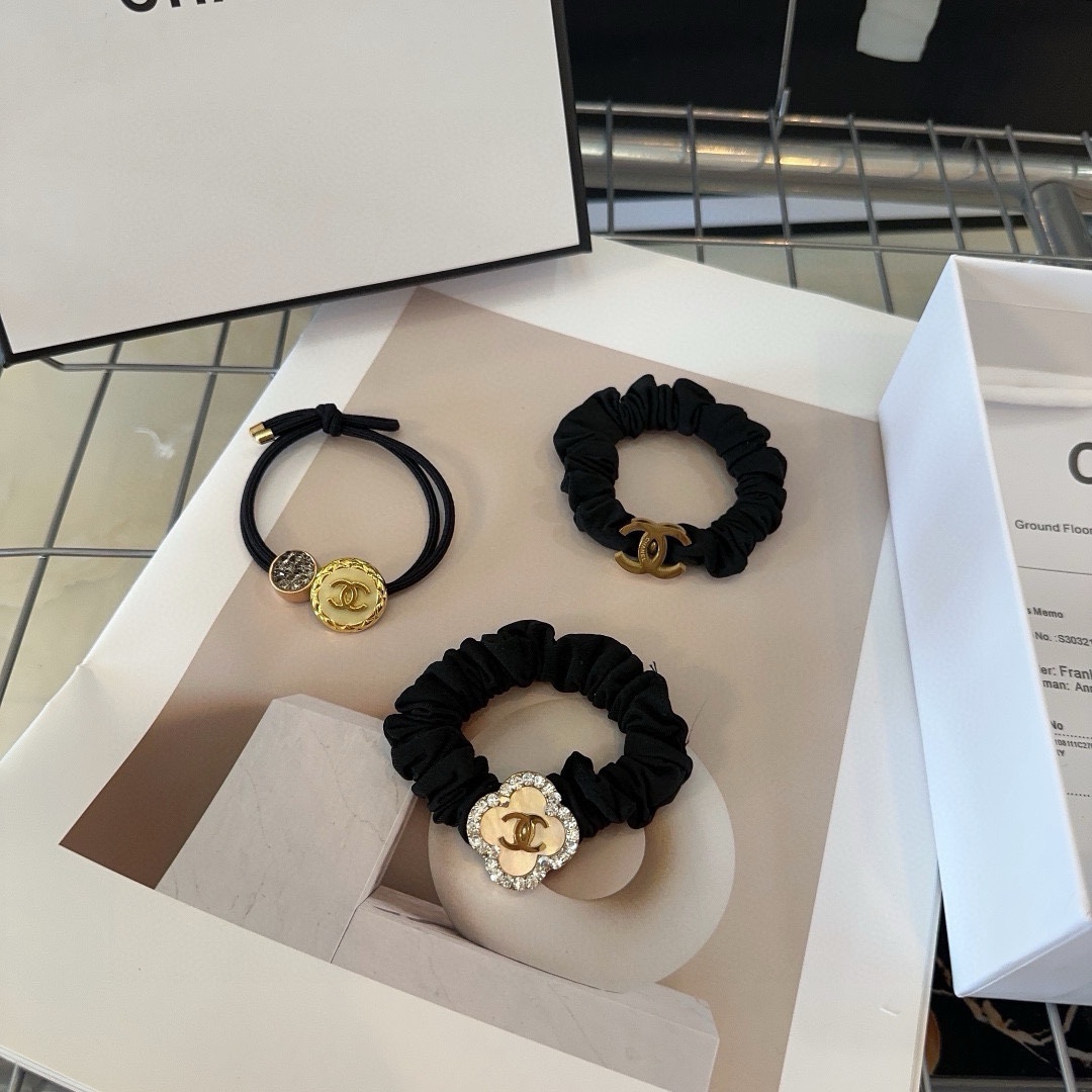 NO:279328,P with packaging box (single) Chanel's latest small fragrance hair ring, simple and practical, fashionable and trendy!  A must-have for fairies…hair accessories, hairpins, chanel, chanel, hairpins19860909P 配包装盒（单个） Chanel (香奈儿)最新小香发圈 简单实用,时尚潮流！小仙女必备…发饰,发夹,chanel,chanel,hairpins,accessory