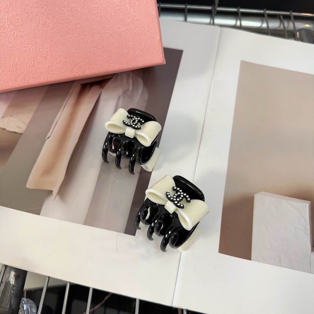 NO:279312,P with packaging box (single) Chanel's latest small scent high ponytail clip, simple and practical, fashionable and trendy!  A must-have for fairies…hair accessories, hairpins, chanel, chanel, hairpins19860909P 配包装盒（单个） Chanel (香奈儿)最新小香高马尾夹,简单实用,时尚潮流！小仙女必备…发饰,发夹,chanel,chanel,hairpins,accessory