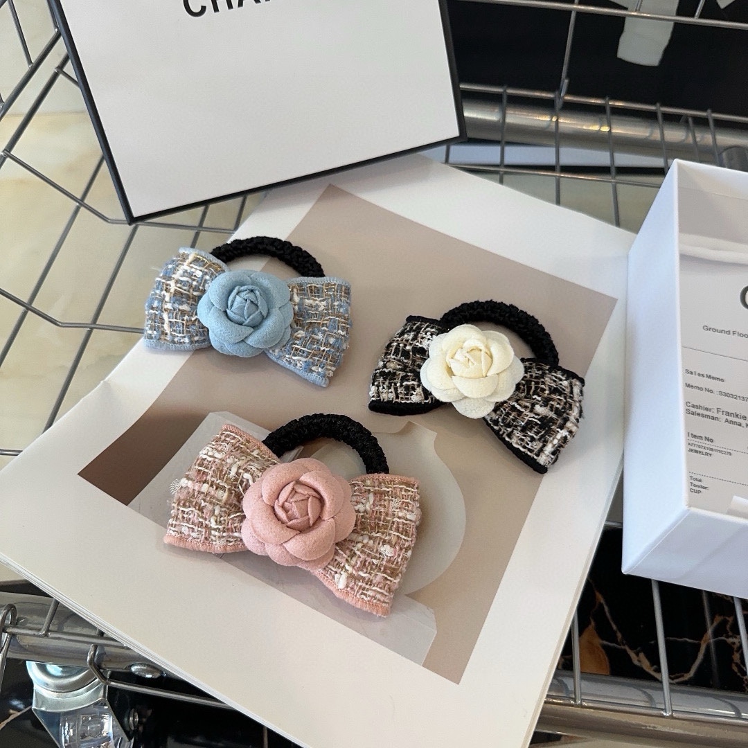 NO:279795,P with packaging box Chanel (Chanel) latest little love hair circle, celebrity fan Xiaohuaduo, fashion trend!  A must-have for fairies…hair accessories, hairpins, chanel, chanel, hairpins19860909P 配包装盒 Chanel (香奈儿)最新小香发圈 名媛范小花朵 时尚潮流！小仙女必备…发饰,发夹,chanel,chanel,hairpins,accessory