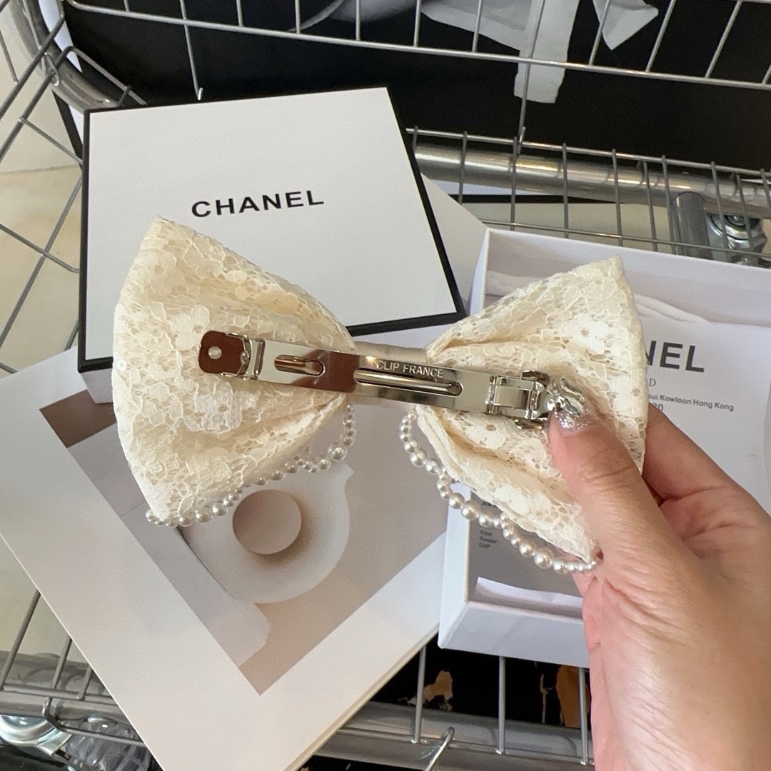 Chanel香奈儿最新小香弹簧顶夹蕾丝搭配小珍珠时尚潮流！名媛范十足小仙女必备