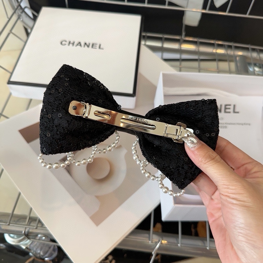 Chanel香奈儿最新小香弹簧顶夹蕾丝搭配小珍珠时尚潮流！名媛范十足小仙女必备