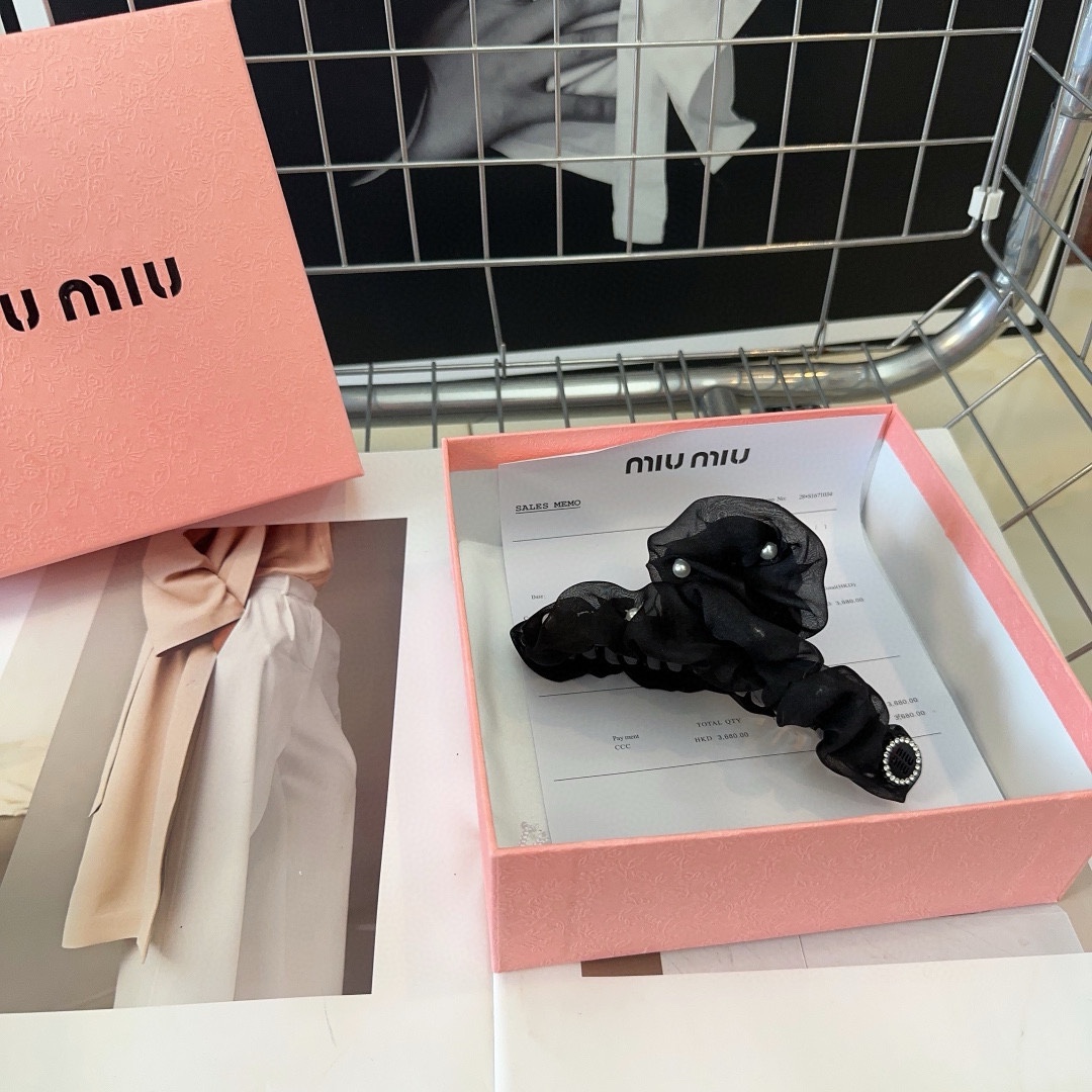 miumiu新款字母抓夹简单优雅实用百搭值得入手！