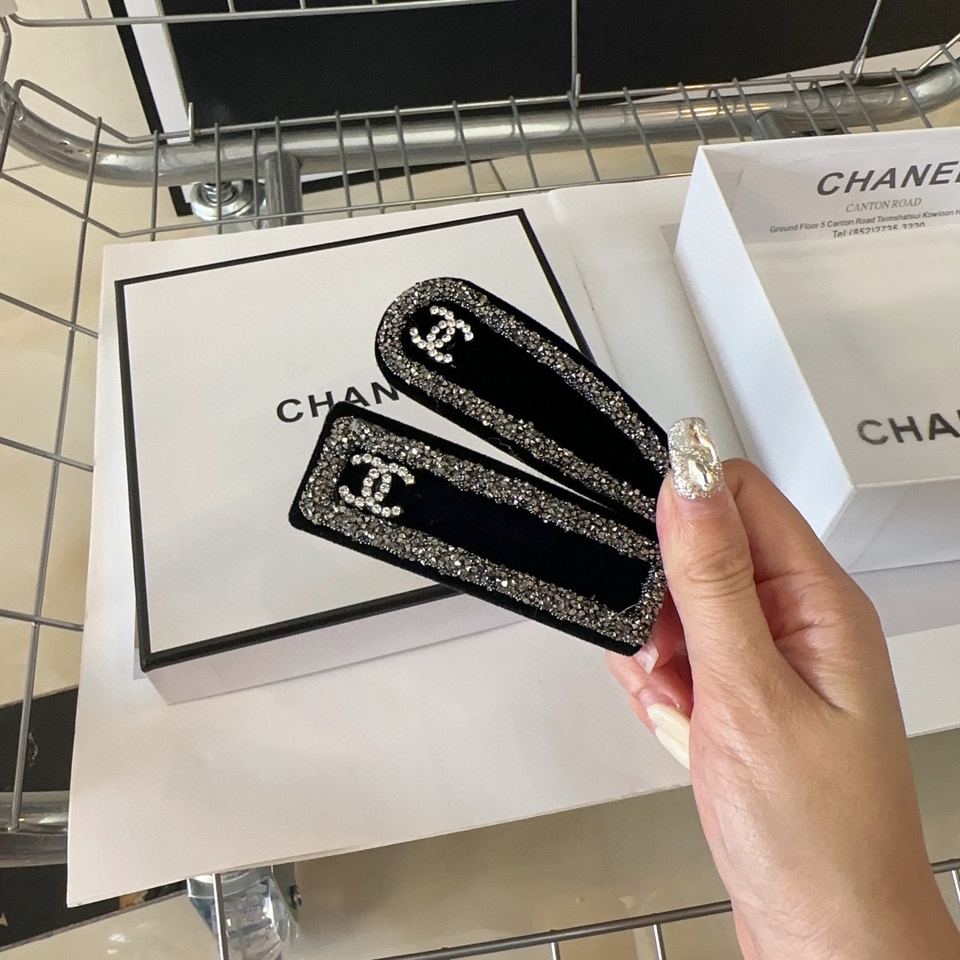 一对Chanel香奈儿最新小香边夹刘海夹简单实用时尚潮流！小仙女必备