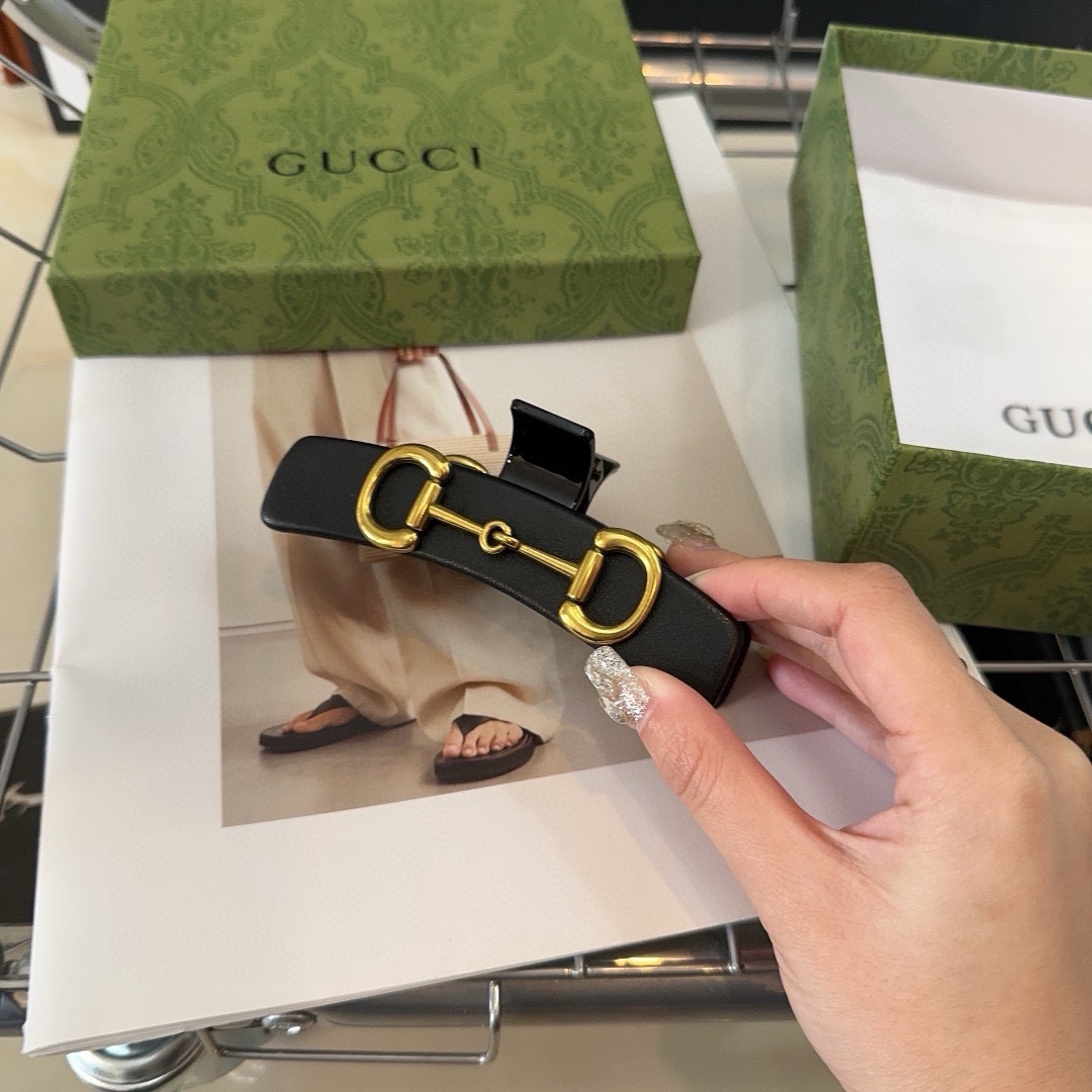 NO:279804,P package Gucci GG new leather grabber, retro style series, especially beautiful and timeless!  Hair accessories, hairpins, gucci, hairpins19860909P 配包装 Gucci(古奇) GG新款皮质抓夹,复古风系列,特别耐看,永不过时！发饰,发夹,gucci,hairpins,accessory